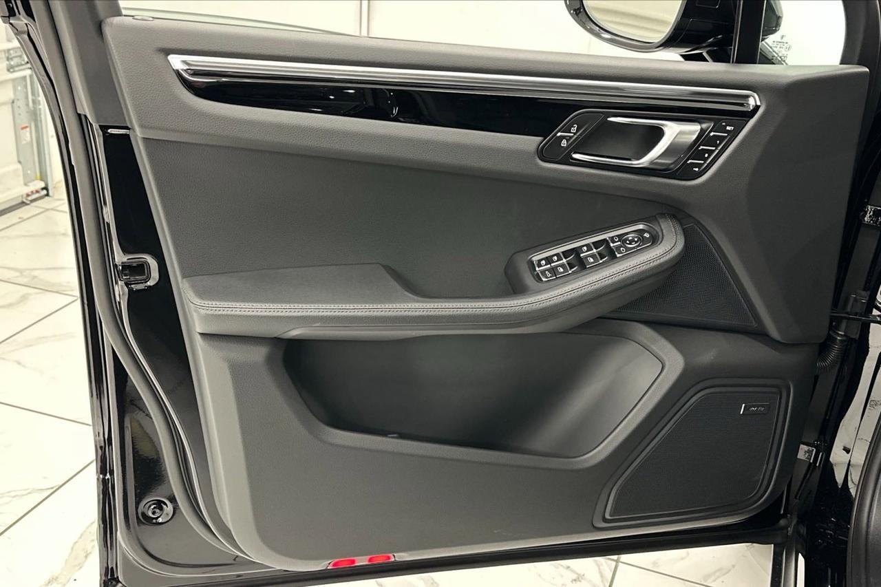 2025 Porsche Macan Newark DE