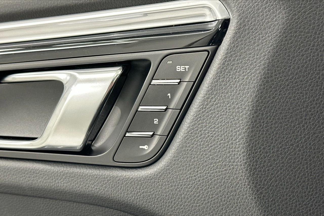 2025 Porsche Macan Newark DE