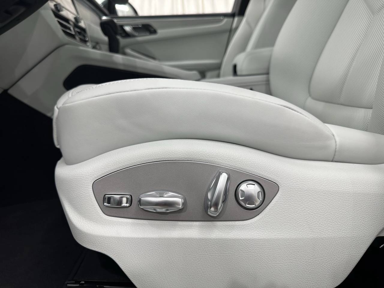 2025 Porsche Macan Newark DE