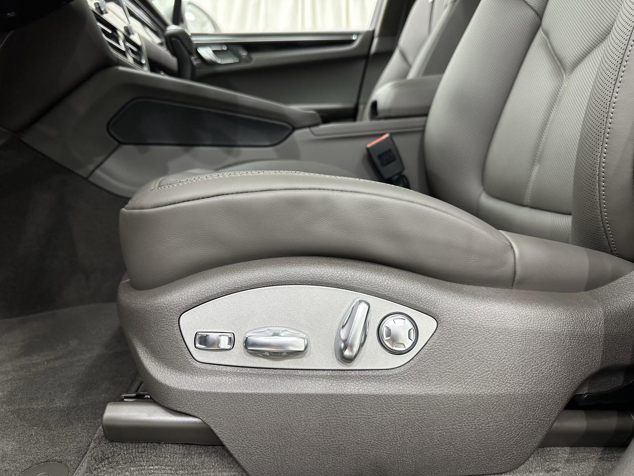 2025 Porsche Macan Newark DE