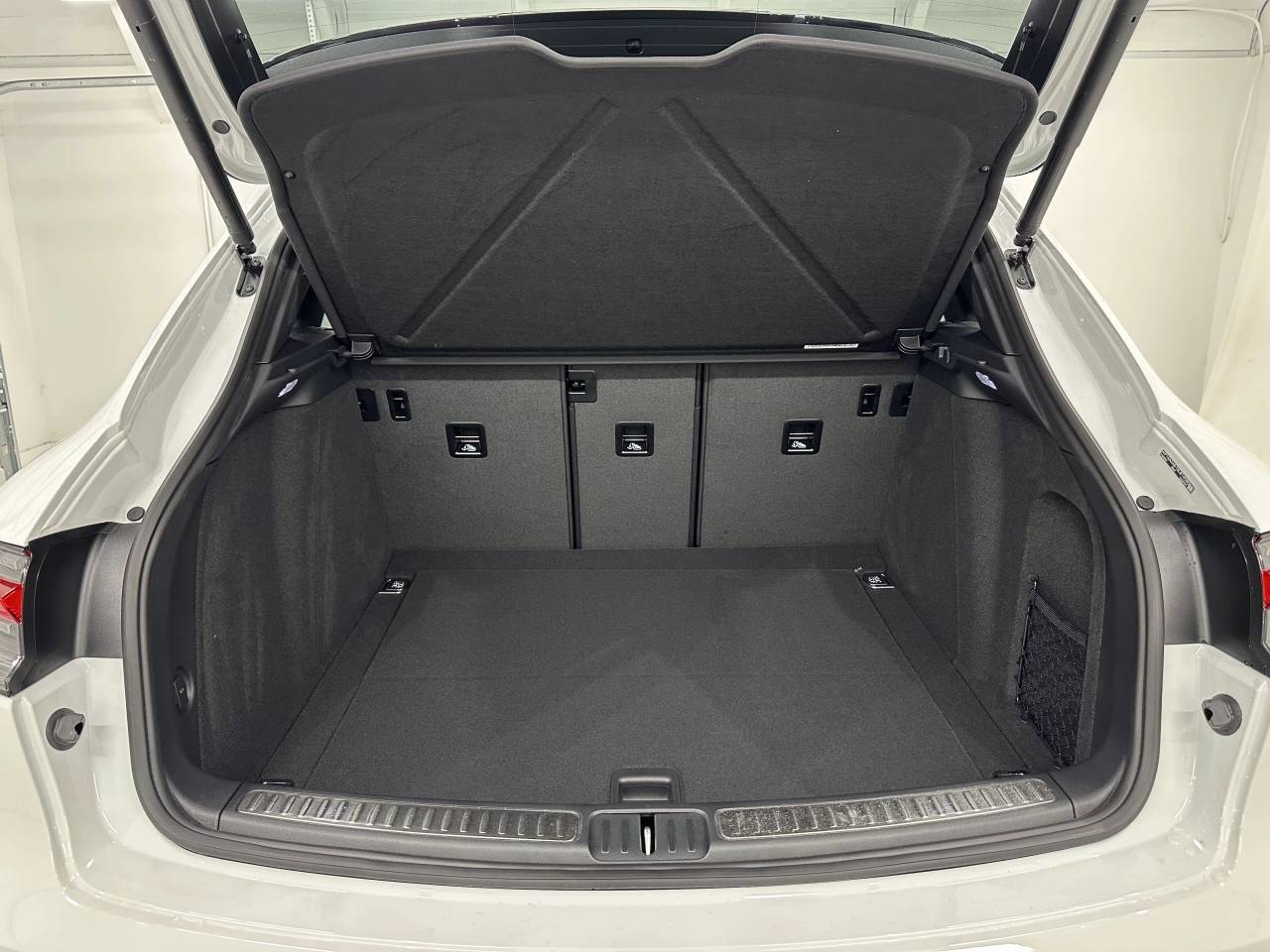 2025 Porsche Macan Newark DE