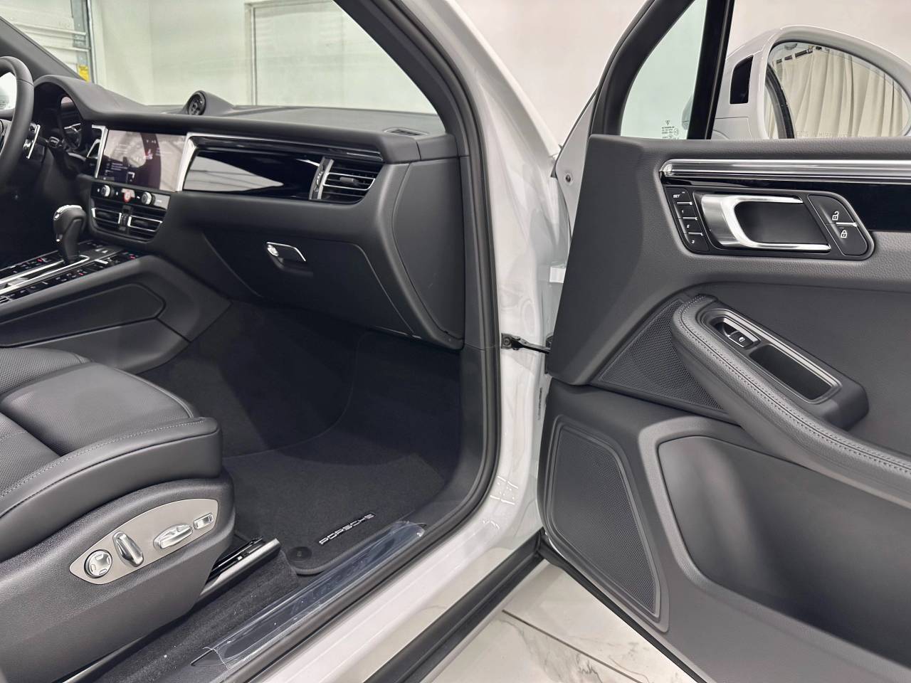 2025 Porsche Macan Newark DE