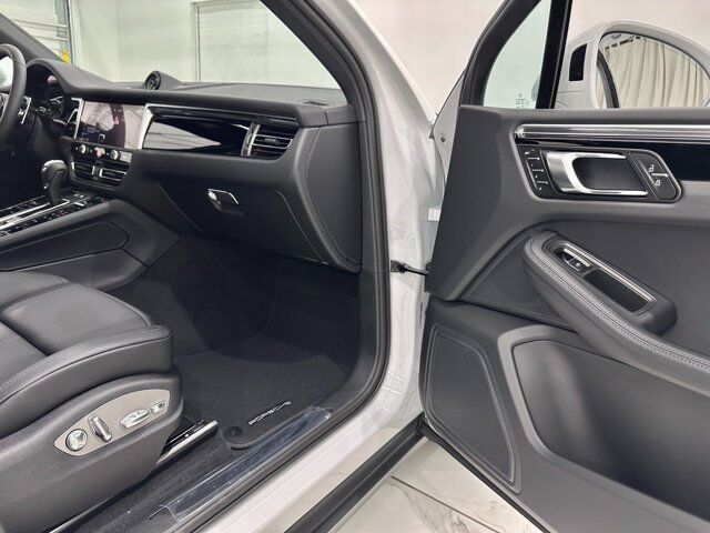 2025 Porsche Macan Newark DE
