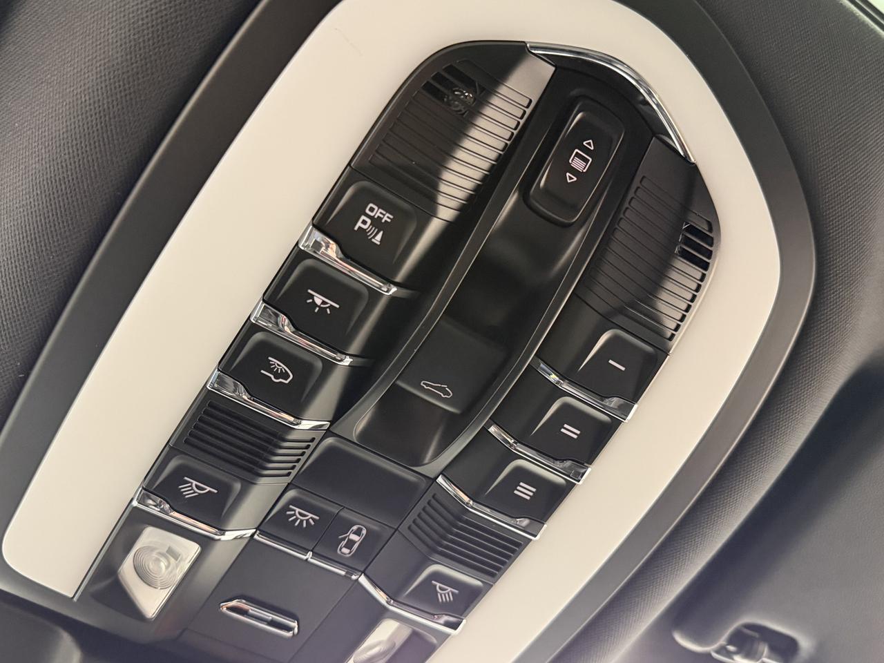 2025 Porsche Macan Newark DE