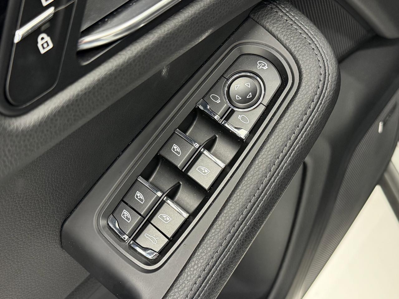 2025 Porsche Macan Newark DE