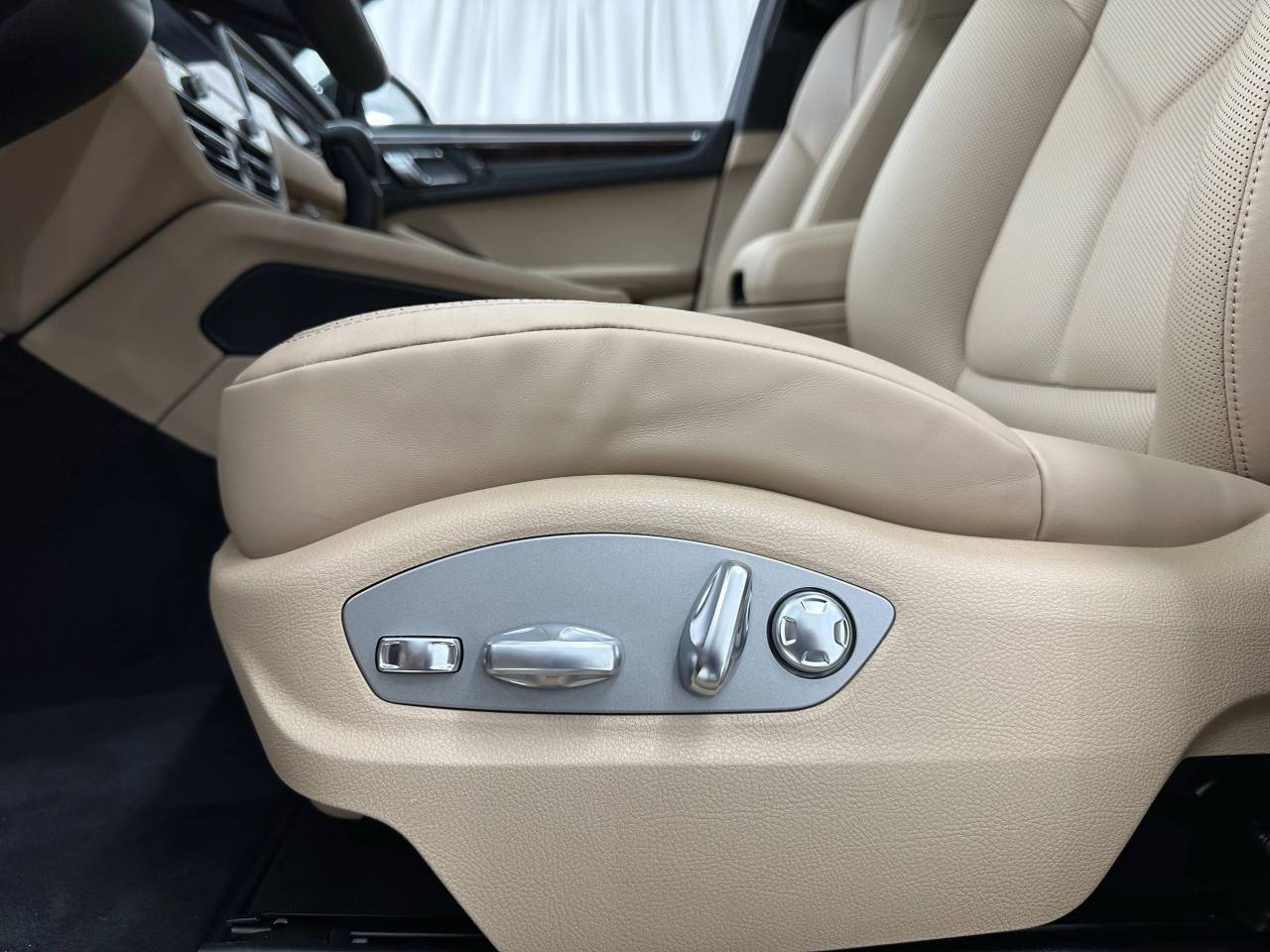 2025 Porsche Macan Newark DE