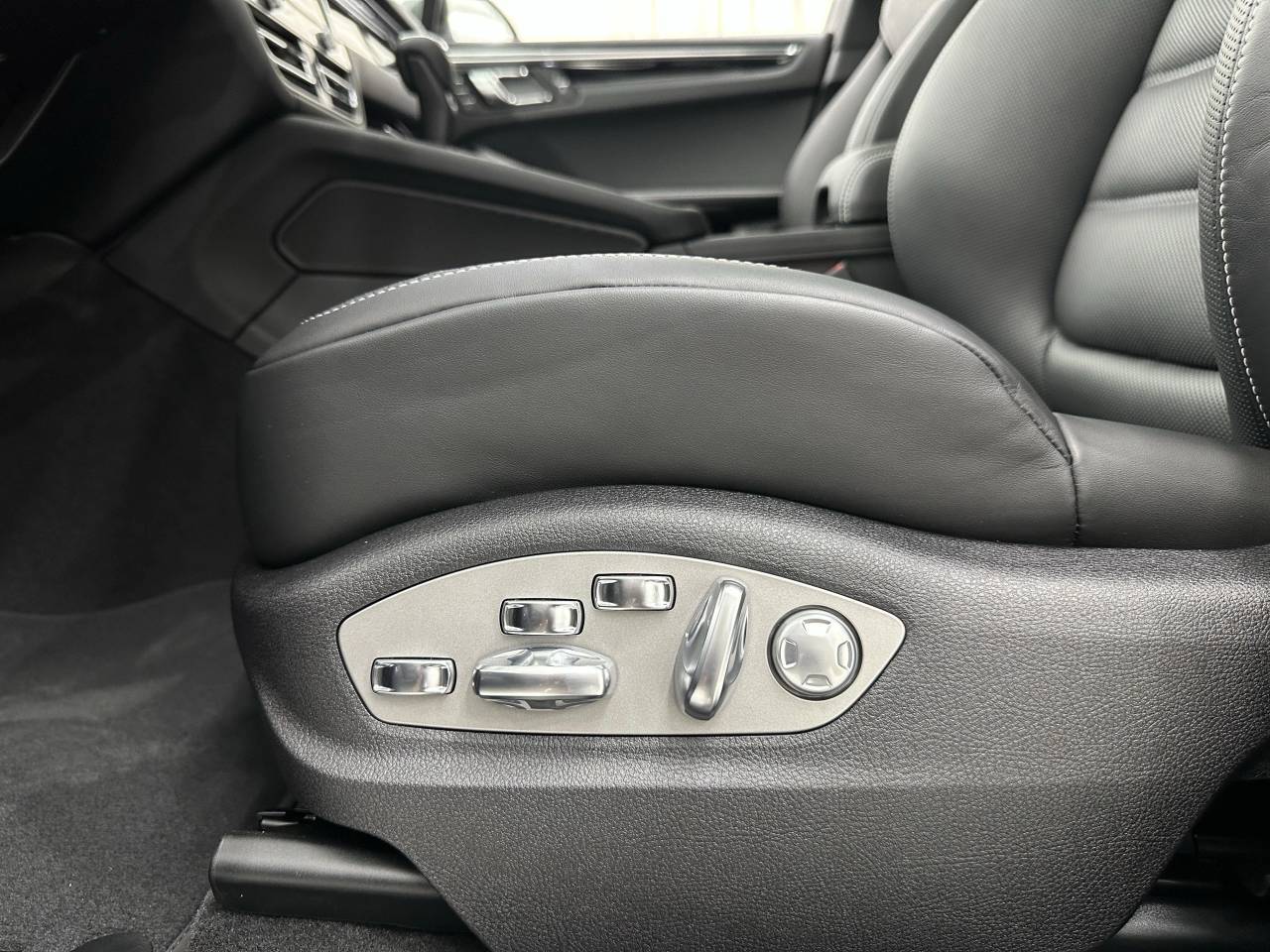 2025 Porsche Macan Newark DE