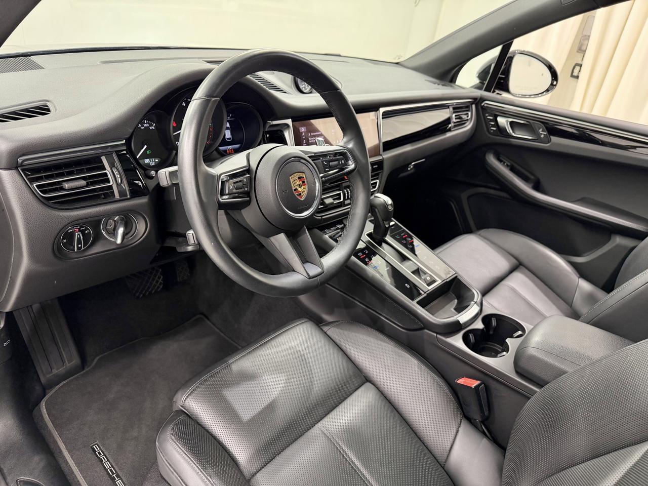 2025 Porsche Macan Base photo 3
