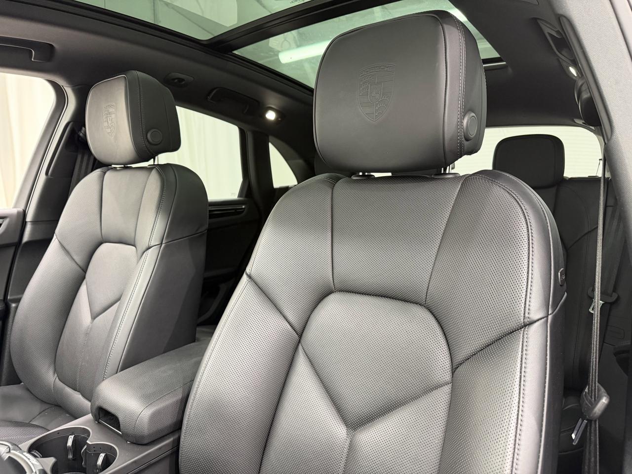 2025 Porsche Macan Base photo 4