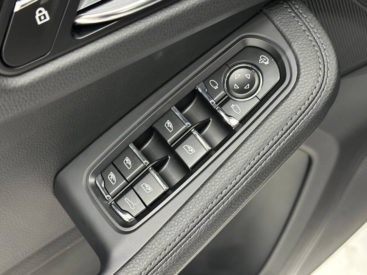 2025 Porsche Macan Newark DE
