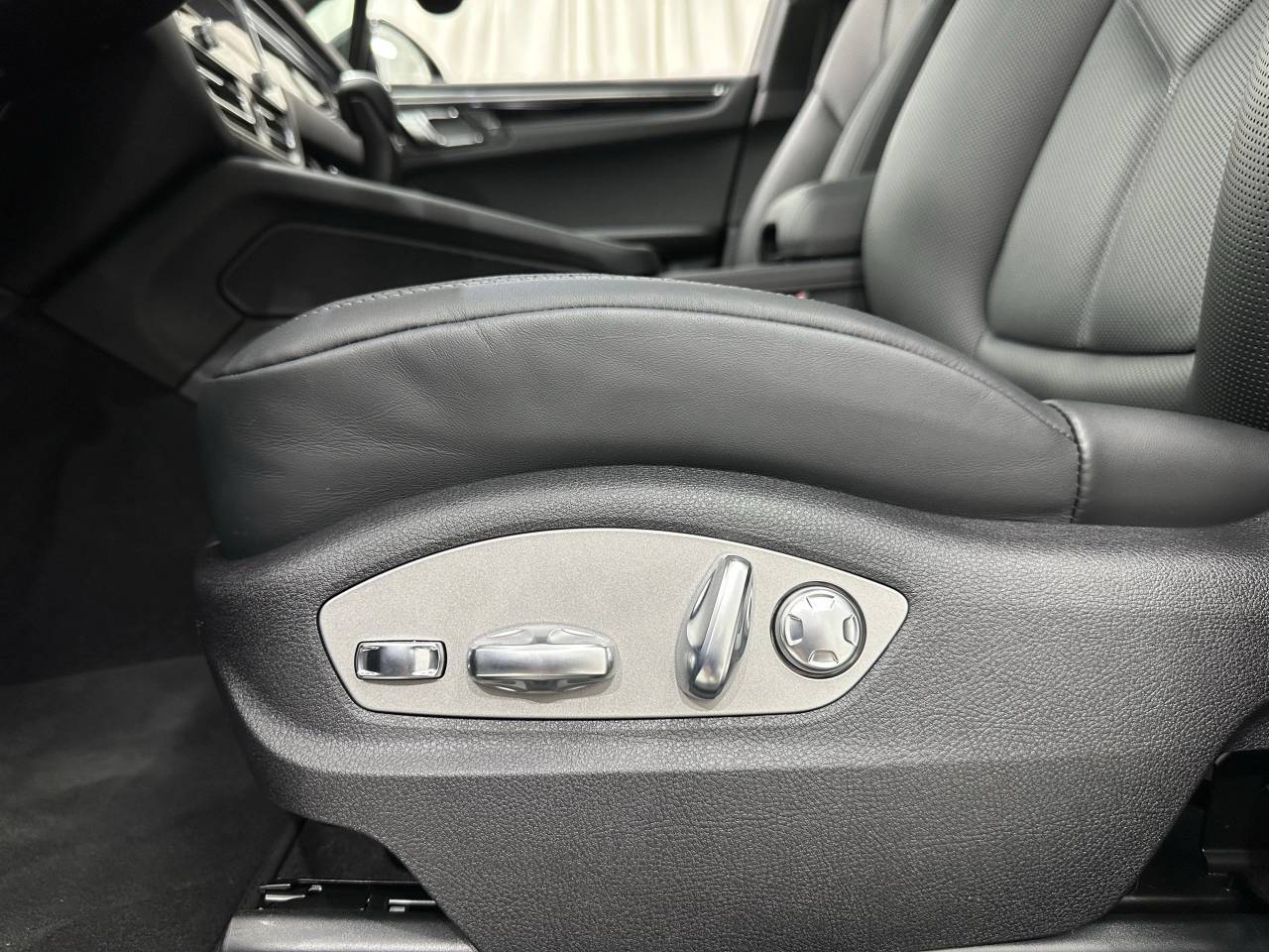 2025 Porsche Macan Newark DE