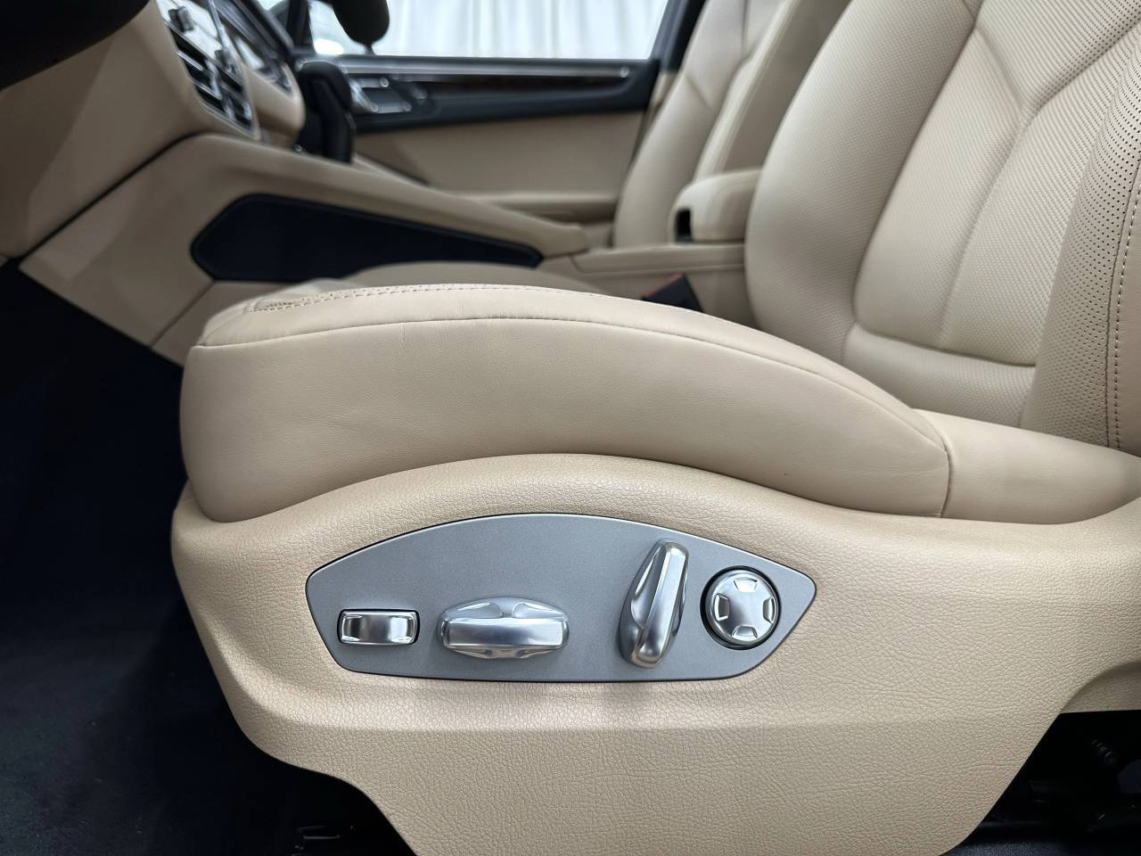 2025 Porsche Macan Newark DE