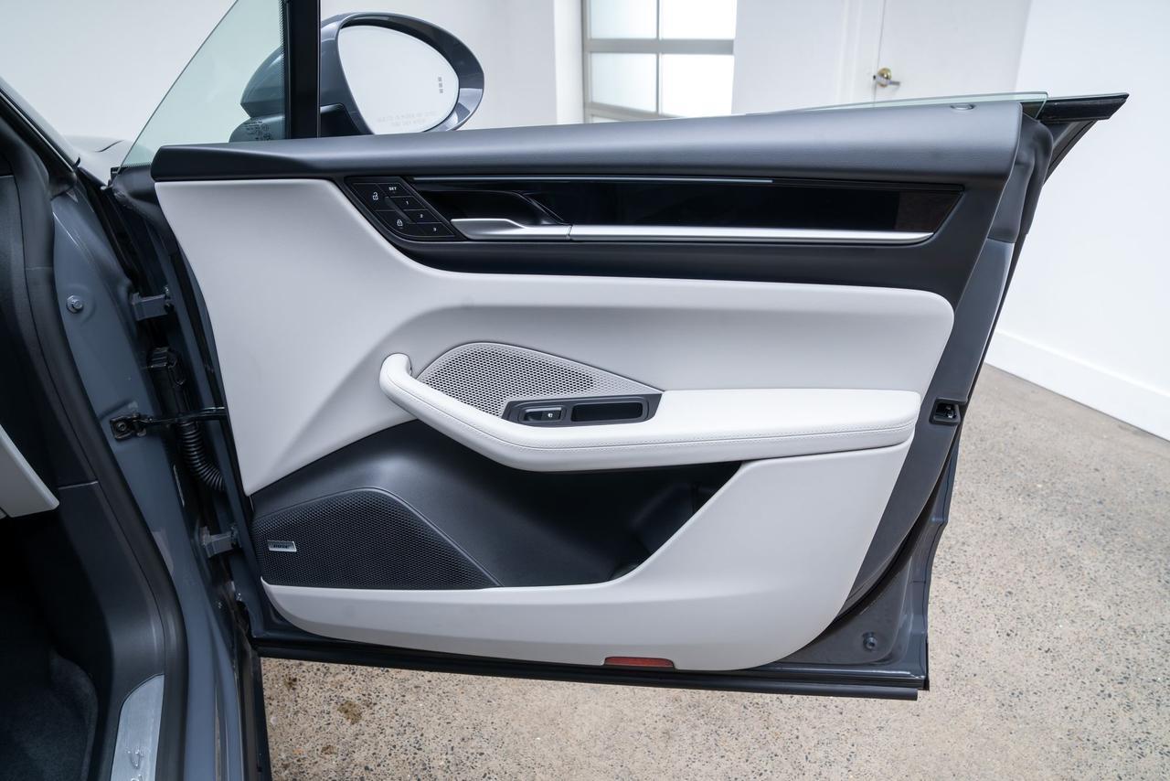 2025 Porsche Macan Electric 4 Sport Chrono Package / Bose Sound / Surround View Portland OR