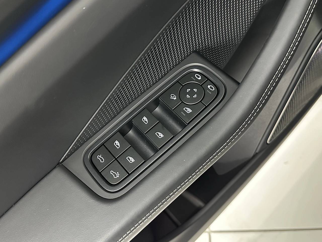2025 Porsche Macan Electric Turbo Newark DE