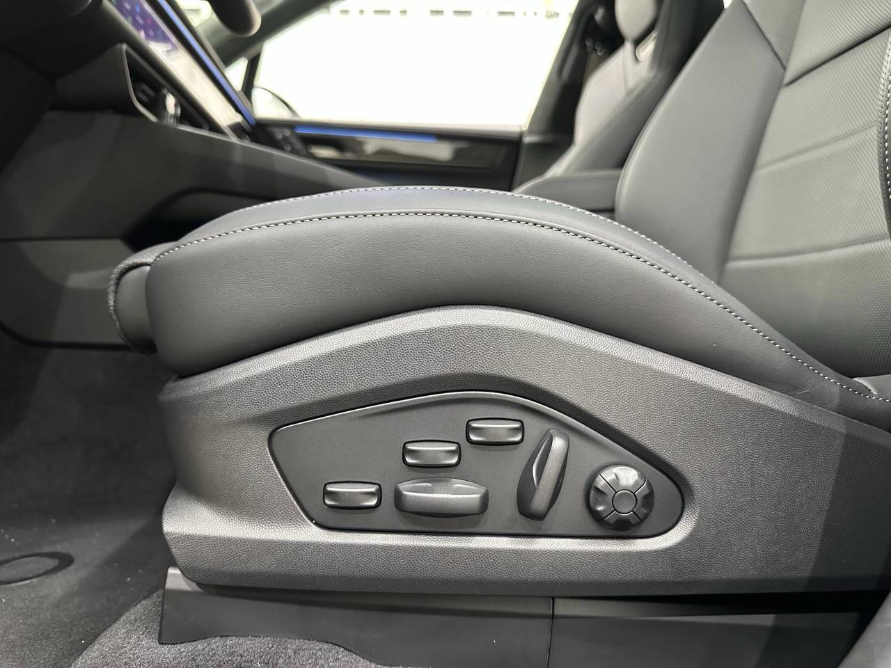 2025 Porsche Macan Electric Turbo Newark DE