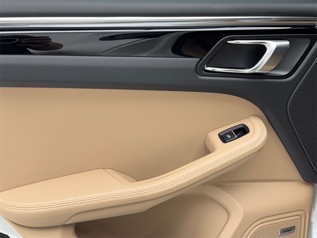 2025 Porsche Macan NAV,CAM,PANO,HTD STS,BLIND SPOT,19&quot; WHLS Plano TX