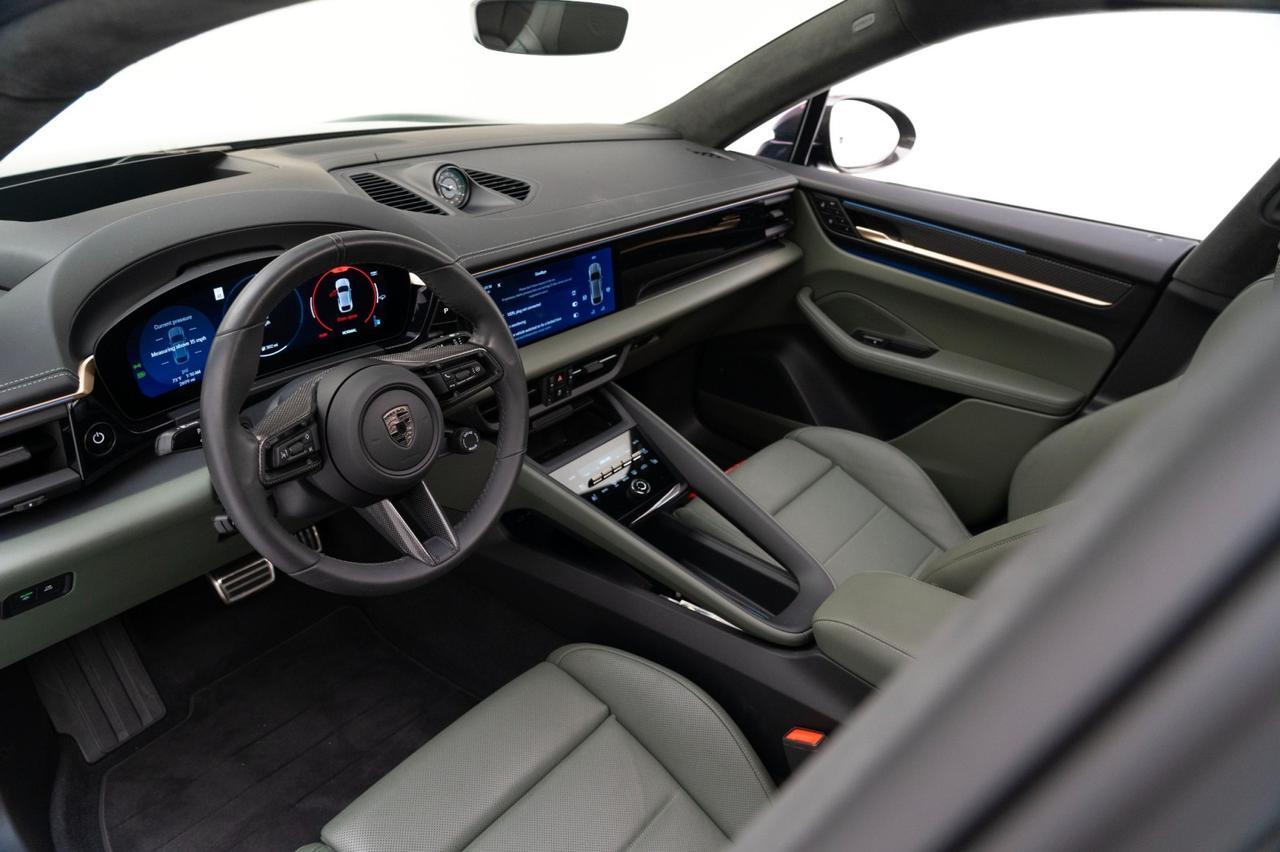 2025 Porsche Macan Turbo Electric photo 3