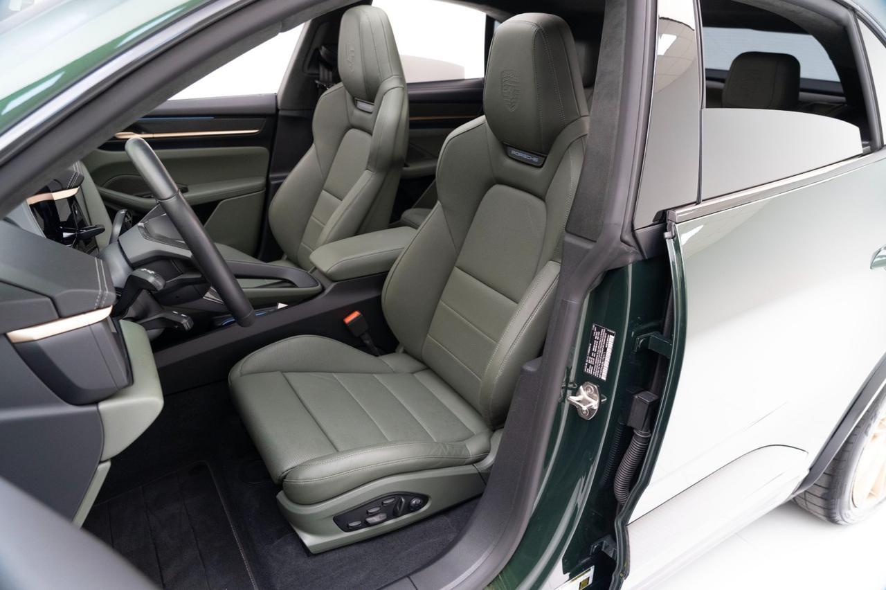 2025 Porsche Macan Turbo Electric photo 4