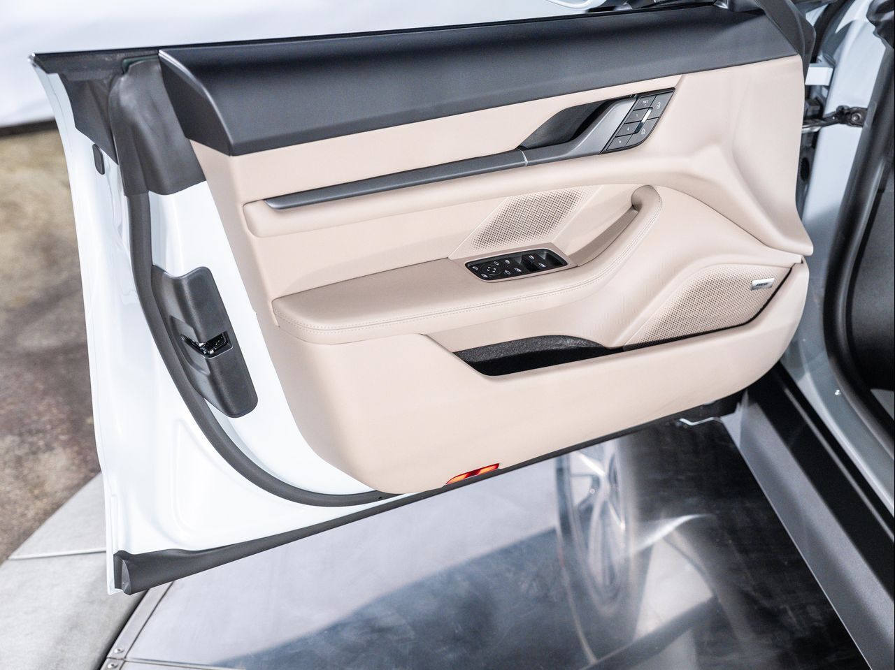 2025 Porsche Taycan 4 photo 22