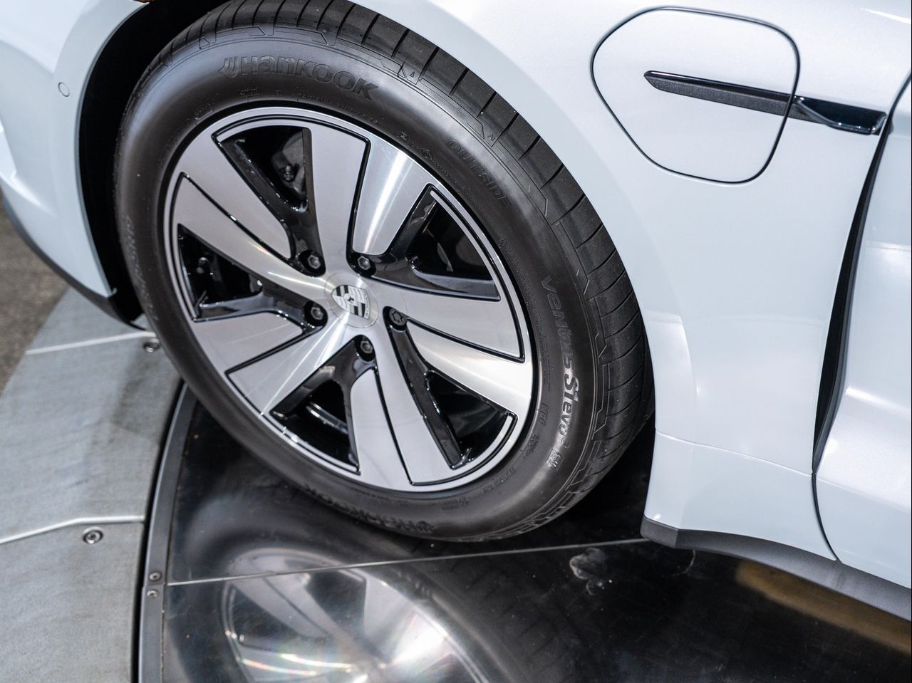 2025 Porsche Taycan 4 photo 16