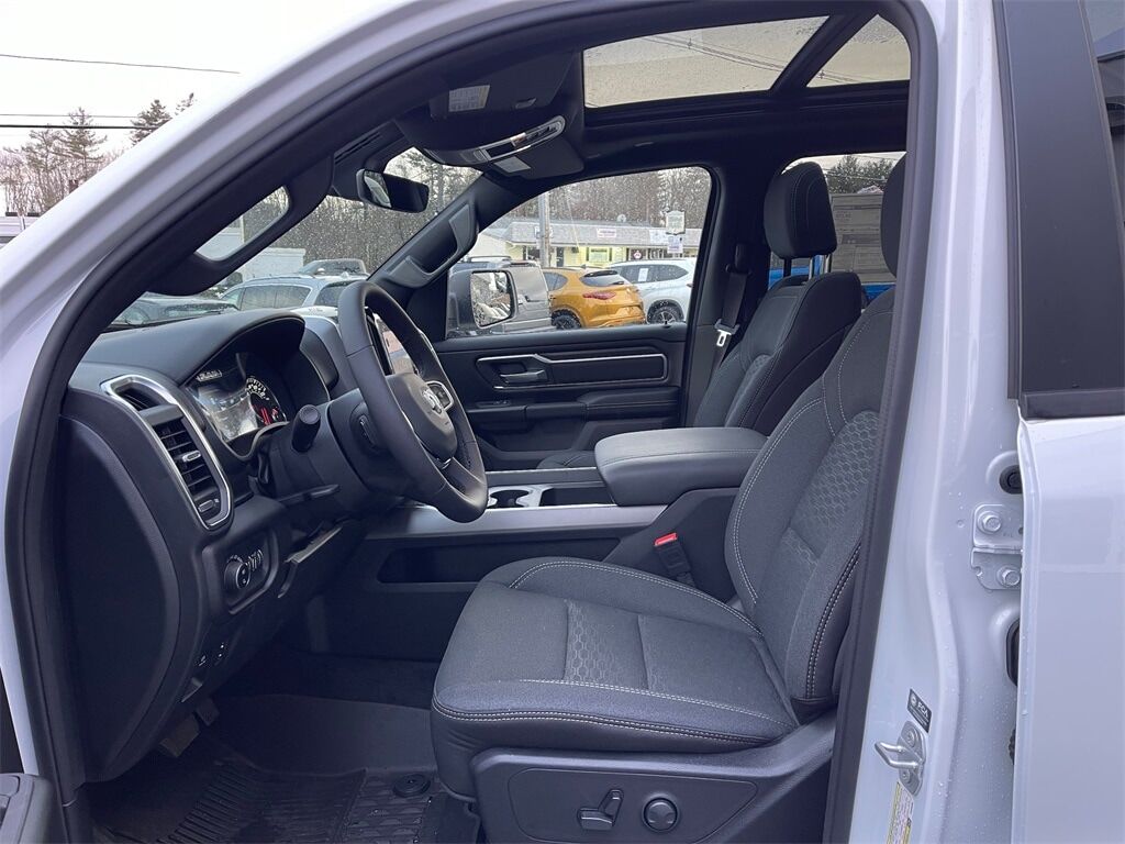2025 Ram 1500 BIG HORN CREW CAB 4X4 5&#39;7 BOX Orange MA