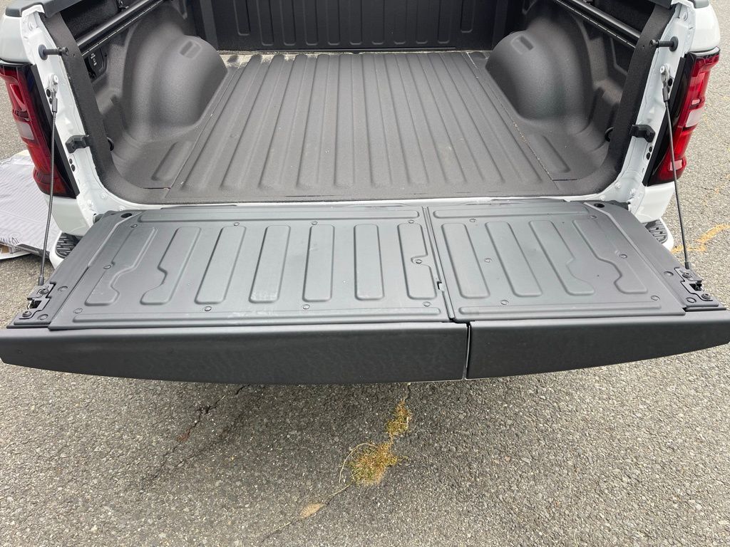 2025 Ram 1500 LARAMIE CREW CAB 4X4 5'7 BOX Orange MA