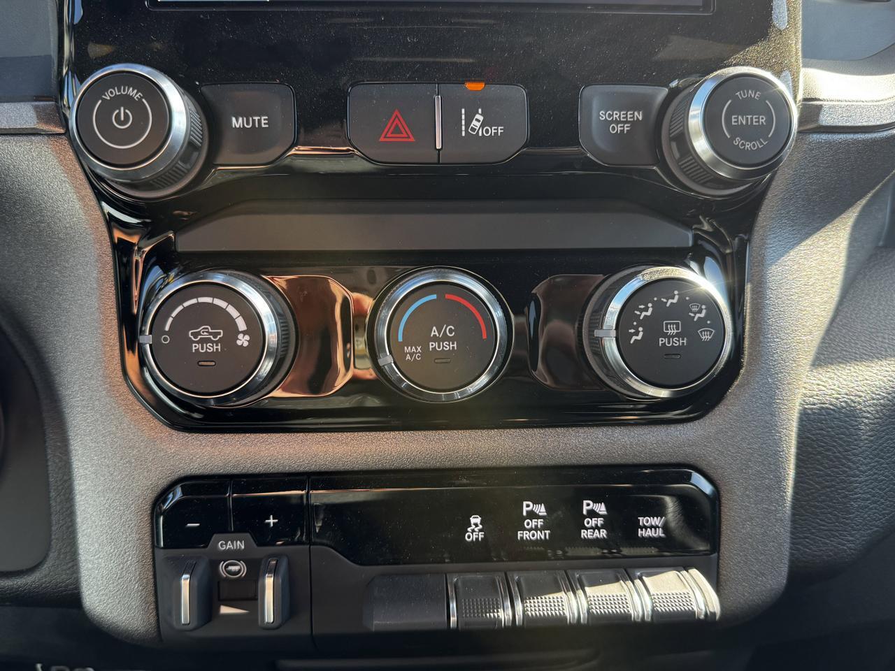 2025 Ram 1500 Tradesman Night Edition Crew Cab 4x4 | 3L Hurricane | Front Cloth Bench | Backup Camera Redwater AB
