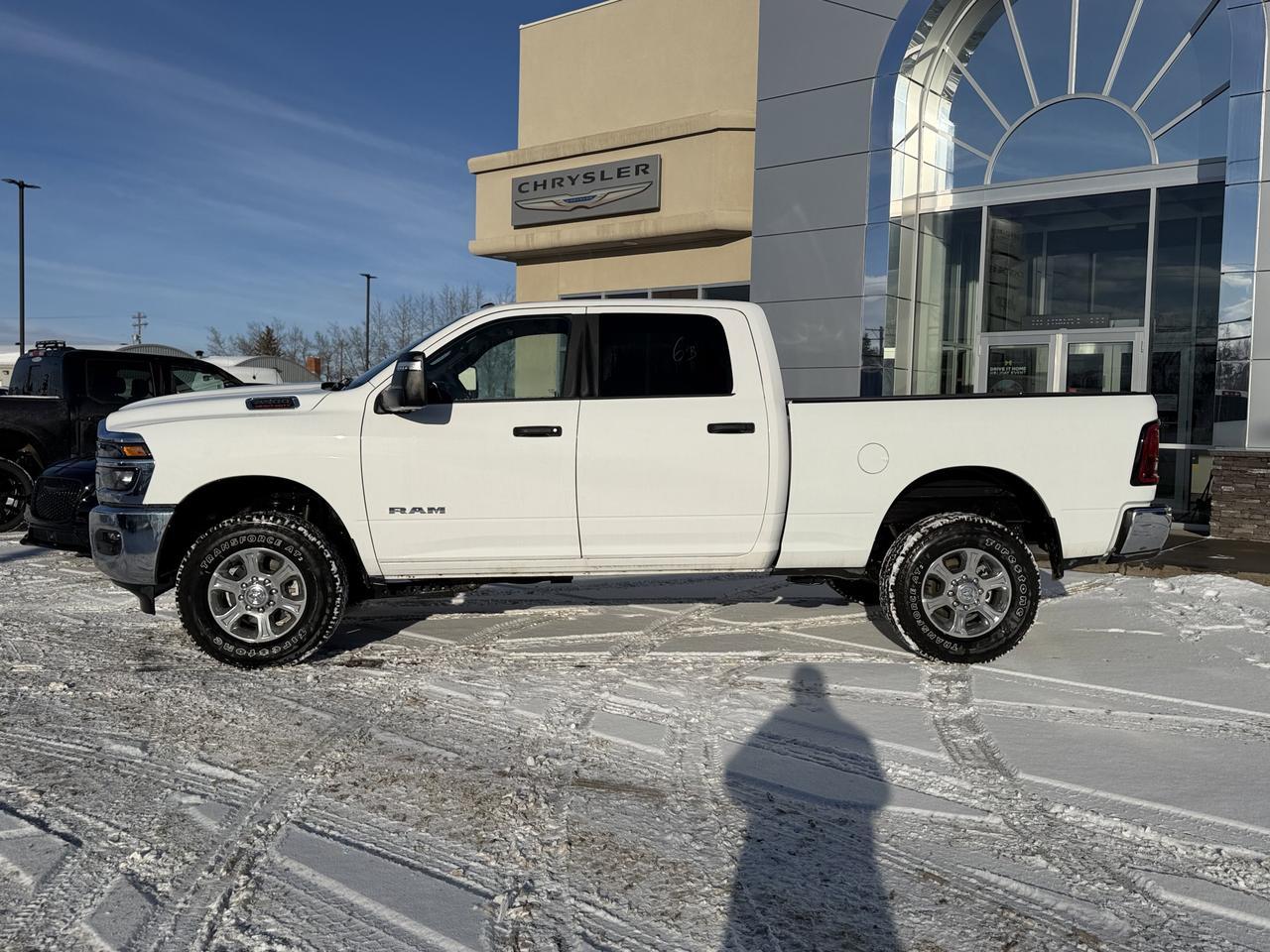 2025 Ram 2500 Big Horn Crew Cab 4x4 | HEMI V8 | NAV | Remote Start | Front Bench | Low KMs | Bed Step Redwater AB