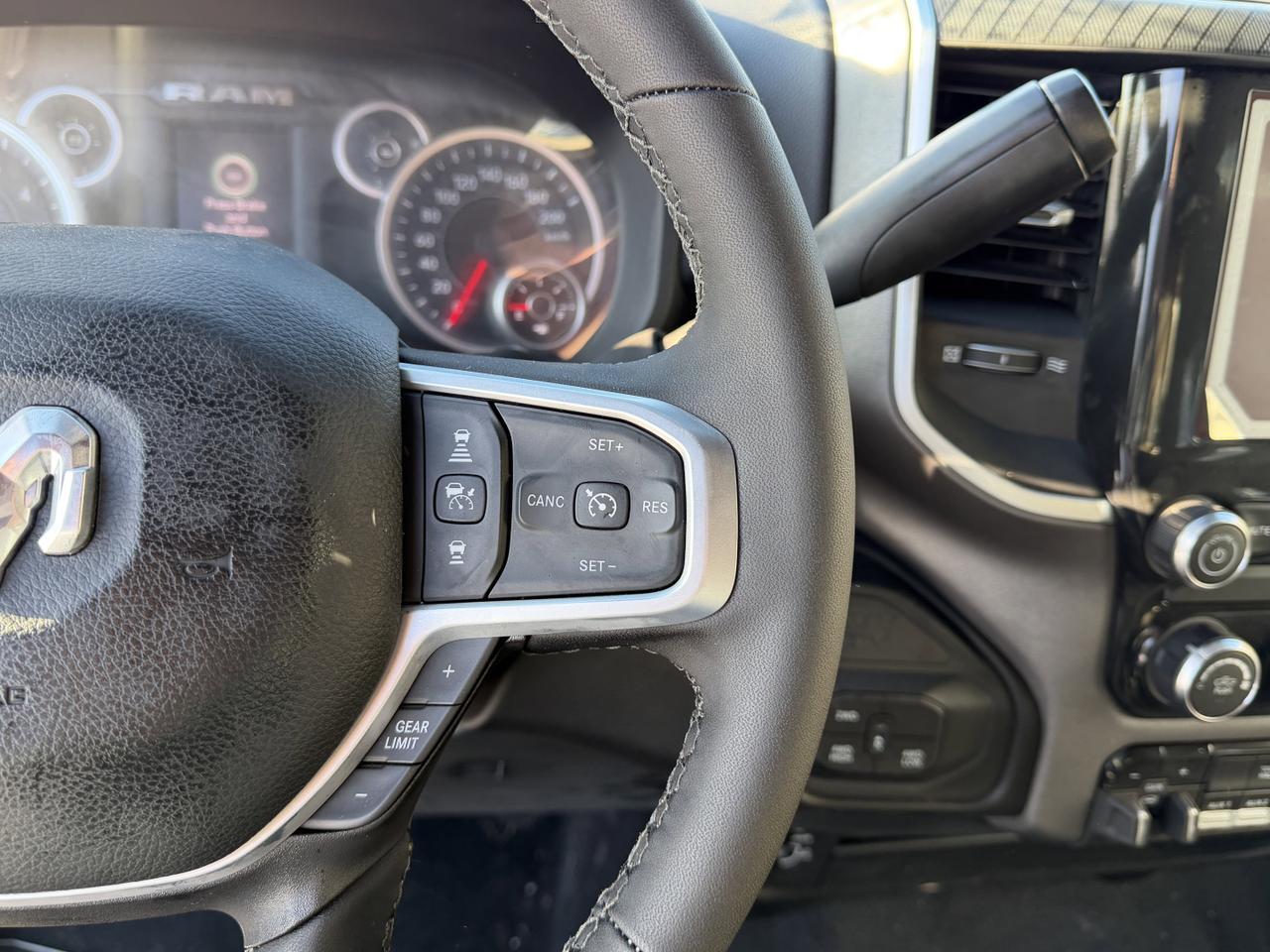 2025 Ram 2500 Big Horn Crew Cab 4x4 | HEMI V8 | NAV | Remote Start | Front Bench | Low KMs | Bed Step Redwater AB