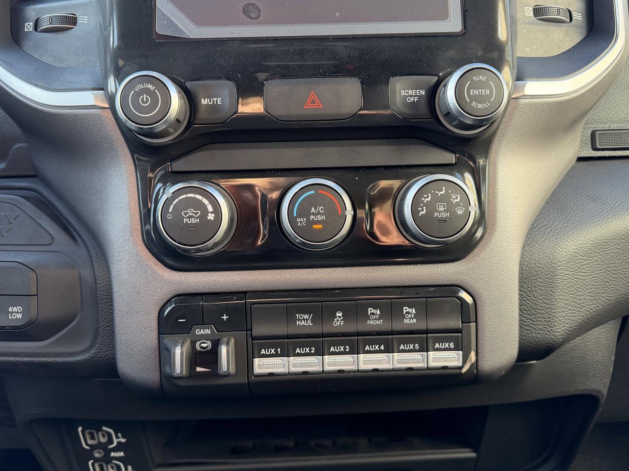 2025 Ram 2500 Big Horn Crew Cab 4x4 | HEMI V8 | NAV | Remote Start | Front Bench | Low KMs | Bed Step Redwater AB