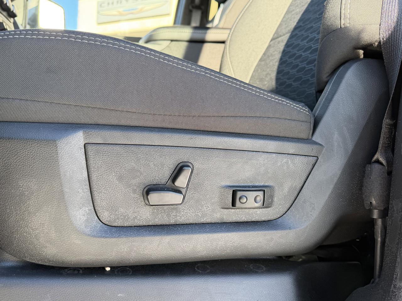 2025 Ram 2500 Big Horn Crew Cab 4x4 | HEMI V8 | NAV | Remote Start | Front Bench | Low KMs | Bed Step Redwater AB