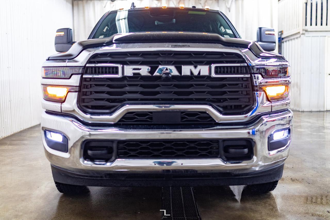 2025 Ram 3500 4x4 Crew Cab & Chassis Big Horn Dually Diesel Nav Red Deer AB