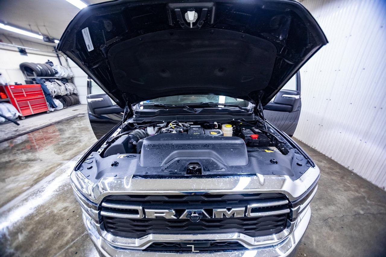 2025 Ram 3500 4x4 Crew Cab & Chassis Big Horn Dually Diesel Nav Red Deer AB