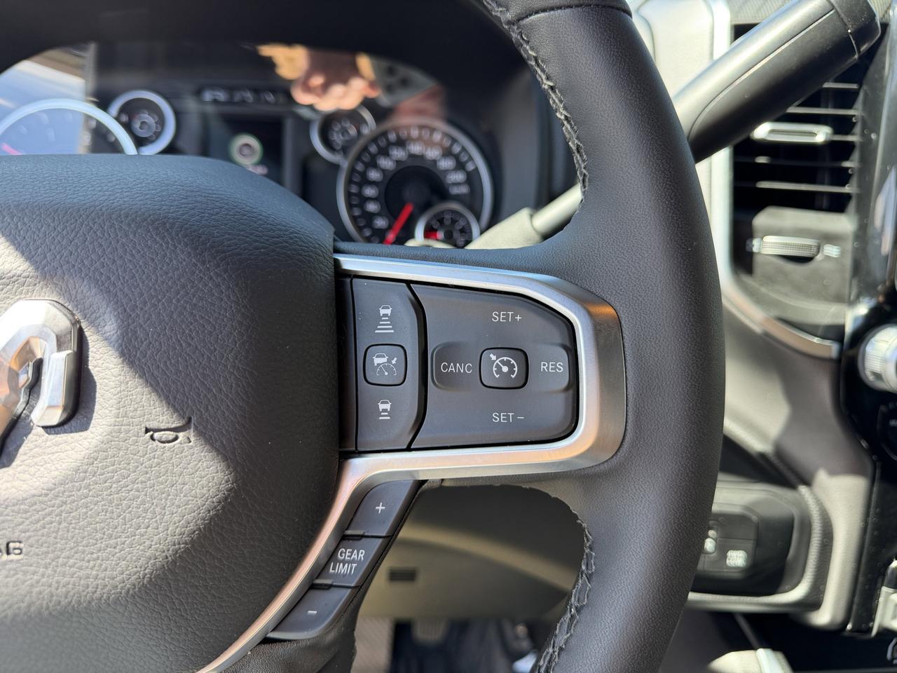 2025 Ram 3500 Big Horn Night Edition Crew Cab 4x4 | Low KMs | Cummins Diesel | 12IN NAV | 20IN Wheels | 5th Wheel Redwater AB