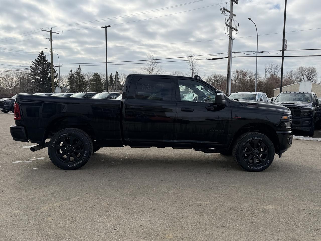 2025 Ram 3500 Big Horn Night Edition Crew Cab 4x4 | Low KMs | Cummins Diesel | 12IN NAV | 20IN Wheels | 5th Wheel Redwater AB