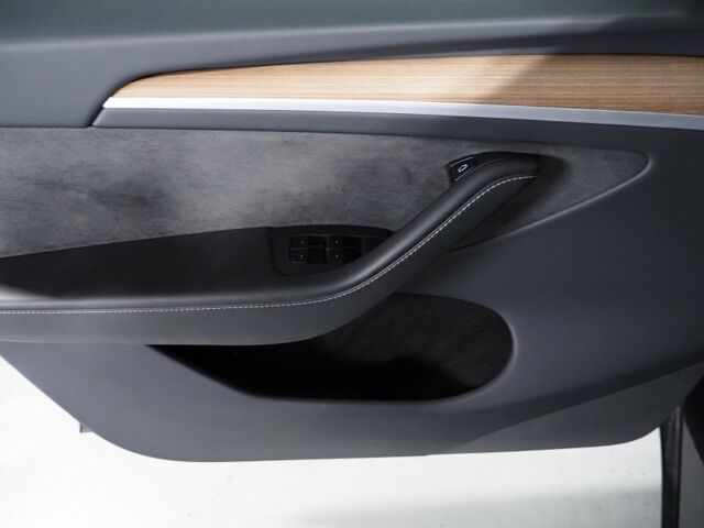 2025 Tesla Model Y Long Range *AUTOPILOT, NAVIGATION, SAFETY ALERTS, ADAPTIVE CRUISE, SURROUND VIEW CAMERAS, PANORAMA GLASS ROOF, HEATED SEATS/STEERING WHEEL, BLUETOOTH, WIRELESS CHARGING Round Rock TX