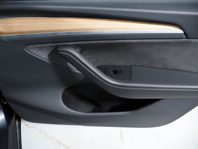 2025 Tesla Model Y Long Range *AUTOPILOT, NAVIGATION, SAFETY ALERTS, ADAPTIVE CRUISE, SURROUND VIEW CAMERAS, PANORAMA GLASS ROOF, HEATED SEATS/STEERING WHEEL, BLUETOOTH, WIRELESS CHARGING Round Rock TX