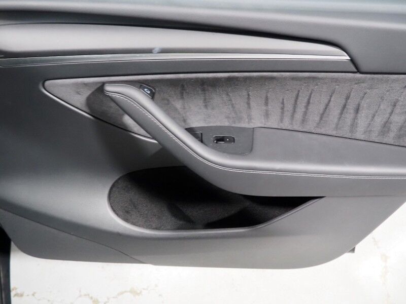 2025 Tesla Model Y Long Range AWD *AUTOPILOT, NAVIGATION, SAFETY ALERTS, ADAPTIVE CRUISE, SURROUND VIEW CAMERAS, PANORAMA GLASS ROOF, HEATED SEATS/STEERING WHEEL, WIRELESS CHARGING Round Rock TX