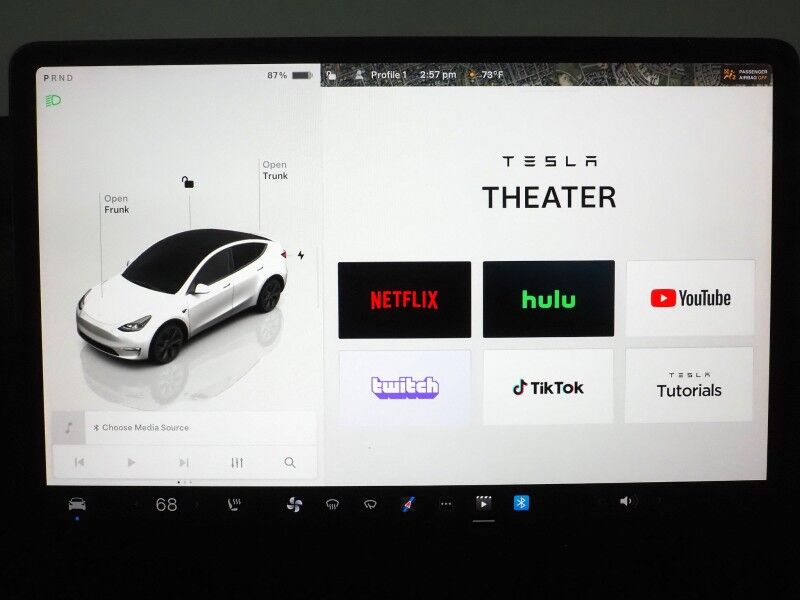 2025 Tesla Model Y Long Range AWD *AUTOPILOT, NAVIGATION, SAFETY ALERTS, ADAPTIVE CRUISE, SURROUND VIEW CAMERAS, PANORAMA GLASS ROOF, HEATED SEATS/STEERING WHEEL, WIRELESS CHARGING Round Rock TX