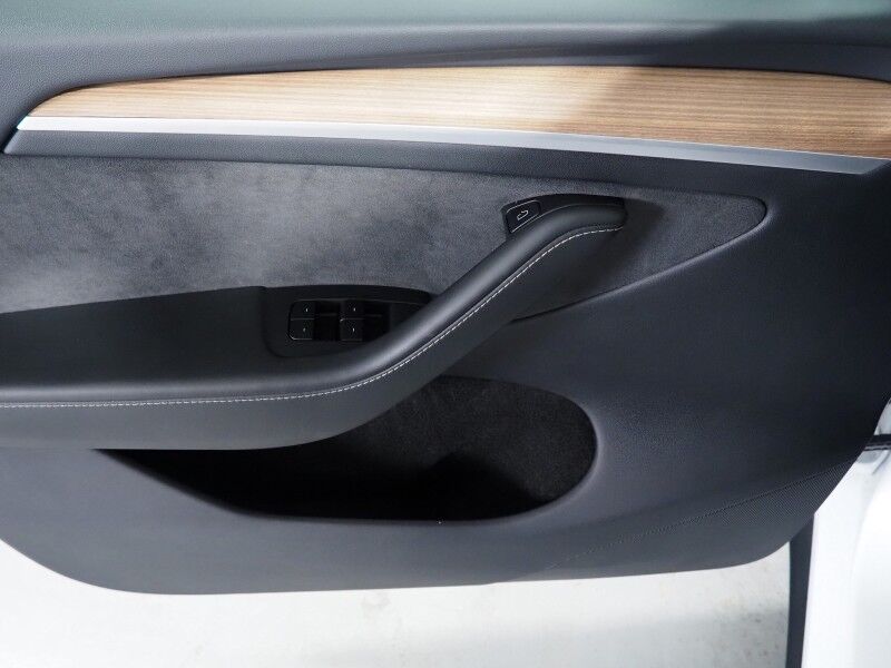 2025 Tesla Model Y Long Range AWD *AUTOPILOT, NAVIGATION, SAFETY ALERTS, ADAPTIVE CRUISE, SURROUND VIEW CAMERAS, PANORAMA GLASS ROOF, HEATED SEATS/STEERING WHEEL, WIRELESS CHARGING Round Rock TX