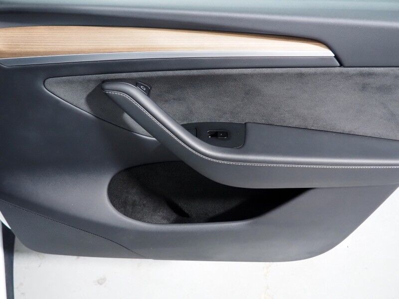 2025 Tesla Model Y Long Range AWD *AUTOPILOT, NAVIGATION, SAFETY ALERTS, ADAPTIVE CRUISE, SURROUND VIEW CAMERAS, PANORAMA GLASS ROOF, HEATED SEATS/STEERING WHEEL, WIRELESS CHARGING Round Rock TX