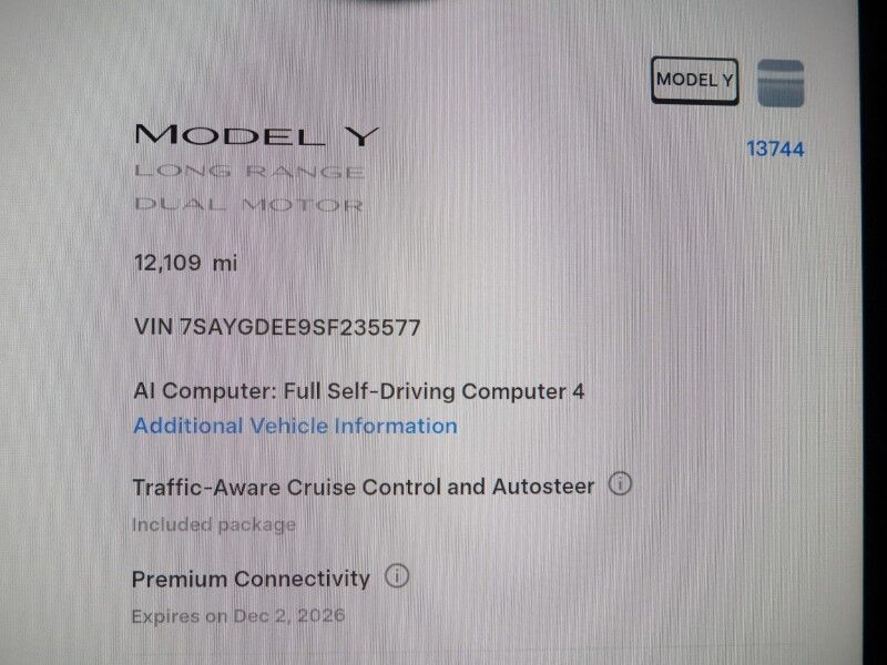 2025 Tesla Model Y Long Range AWD *TRAFFIC AWARE CRUISE CONTROL, NAVIGATION, SAFETY ALERTS, SURROUND VIEW CAMERAS, PANORAMA GLASS ROOF, HEATED SEATS/STEERING WHEEL, WIRELESS CHARGING Round Rock TX