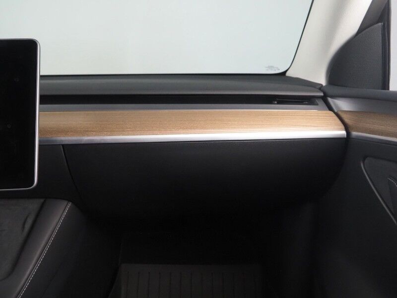 2025 Tesla Model Y Long Range AWD *TRAFFIC AWARE CRUISE CONTROL, NAVIGATION, SAFETY ALERTS, SURROUND VIEW CAMERAS, PANORAMA GLASS ROOF, HEATED SEATS/STEERING WHEEL, WIRELESS CHARGING Round Rock TX