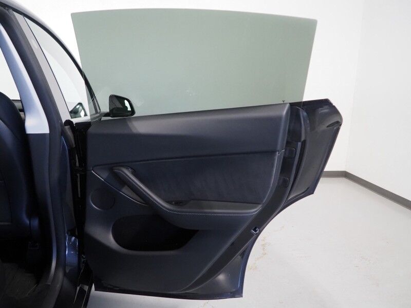 2025 Tesla Model Y Long Range AWD *TRAFFIC AWARE CRUISE CONTROL, NAVIGATION, SAFETY ALERTS, SURROUND VIEW CAMERAS, PANORAMA GLASS ROOF, HEATED SEATS/STEERING WHEEL, WIRELESS CHARGING Round Rock TX