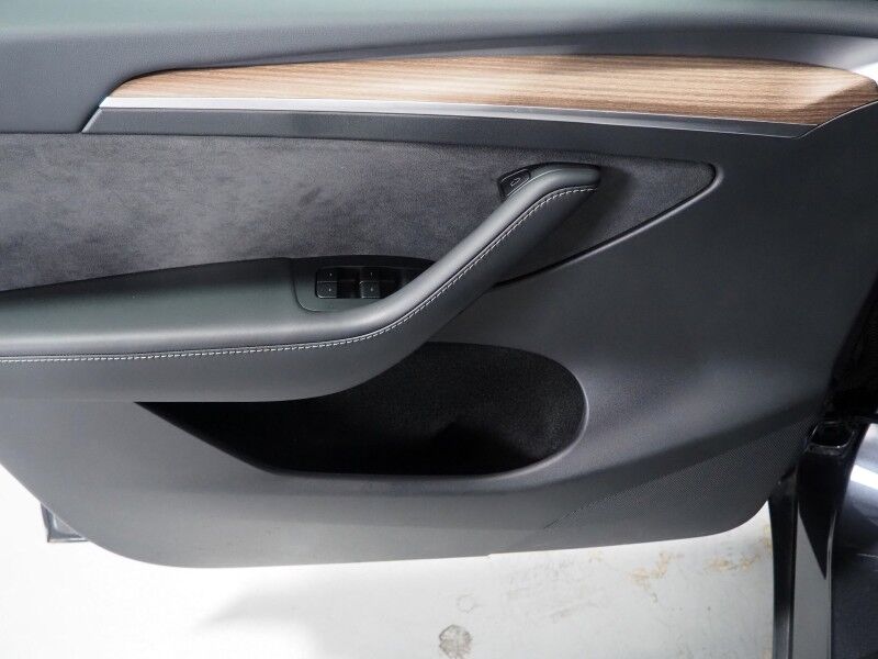 2025 Tesla Model Y Long Range AWD *TRAFFIC AWARE CRUISE CONTROL, NAVIGATION, SAFETY ALERTS, SURROUND VIEW CAMERAS, PANORAMA GLASS ROOF, HEATED SEATS/STEERING WHEEL, WIRELESS CHARGING Round Rock TX