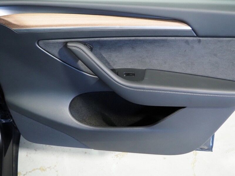 2025 Tesla Model Y Long Range AWD *TRAFFIC AWARE CRUISE CONTROL, NAVIGATION, SAFETY ALERTS, SURROUND VIEW CAMERAS, PANORAMA GLASS ROOF, HEATED SEATS/STEERING WHEEL, WIRELESS CHARGING Round Rock TX
