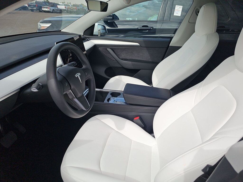 2025 Tesla Model Y Long Range photo 3
