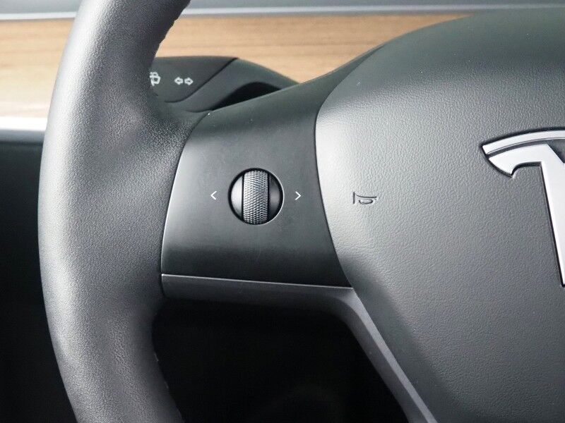 2025 Tesla Model Y Long Range RWD *AUTOPILOT, NAVIGATION, SAFETY ALERTS, ADAPTIVE CRUISE, SURROUND VIEW CAMERAS, PANORAMA GLASS ROOF, HEATED SEATS/STEERING WHEEL, WIRELESS CHARGING Round Rock TX