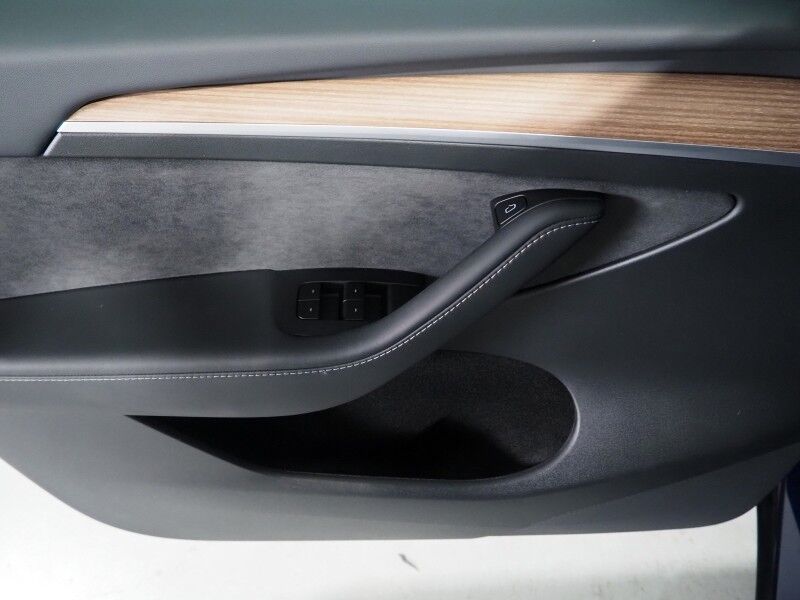 2025 Tesla Model Y Long Range RWD *AUTOPILOT, NAVIGATION, SAFETY ALERTS, ADAPTIVE CRUISE, SURROUND VIEW CAMERAS, PANORAMA GLASS ROOF, HEATED SEATS/STEERING WHEEL, WIRELESS CHARGING Round Rock TX