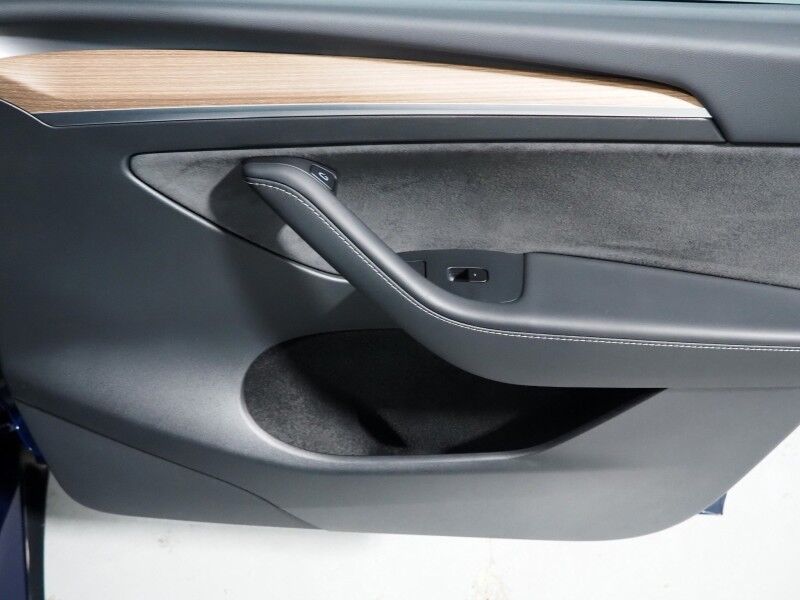 2025 Tesla Model Y Long Range RWD *AUTOPILOT, NAVIGATION, SAFETY ALERTS, ADAPTIVE CRUISE, SURROUND VIEW CAMERAS, PANORAMA GLASS ROOF, HEATED SEATS/STEERING WHEEL, WIRELESS CHARGING Round Rock TX